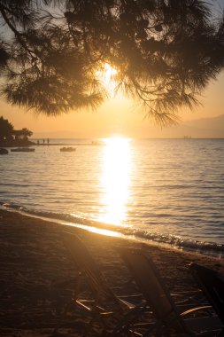 Thassos Adası üzerinde sahilde günbatımı