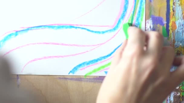 Художник рисует картину мелом — стоковое видео