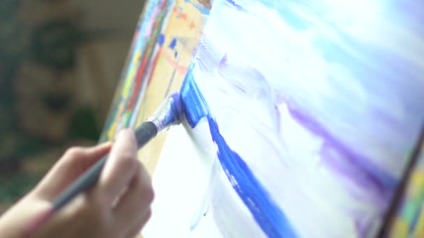 Rysuje artysty, który maluje obraz — Wideo stockowe