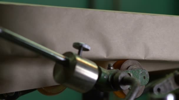 Fabrication de papier kraft — Video