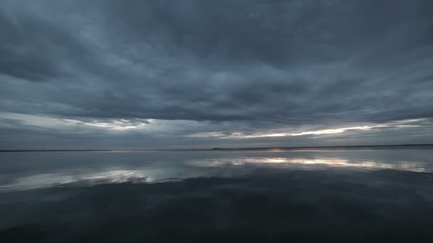 Spiegelglatte Wasserlandschaft — Stockvideo