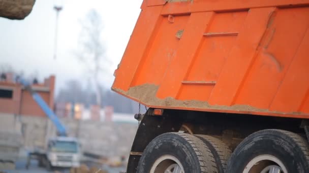 Graafmachine zand in een vrachtwagen laden — Stockvideo