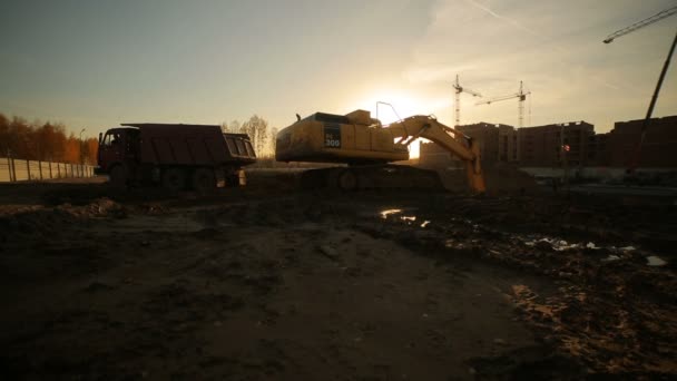 Bagger lädt Sand in einen LKW — Stockvideo