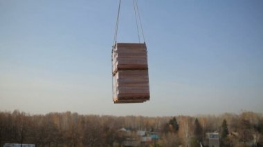 Tuğla inşaat vinç kaldırıyor