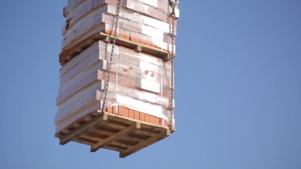 Construction crane lifts the bricks — Stock Video