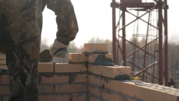 Maurer, der Ziegel verlegt, um eine Mauer zu bauen 2 — Stockvideo