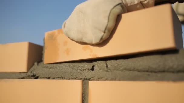 Lapisan batu bata untuk membuat dinding — Stok Video