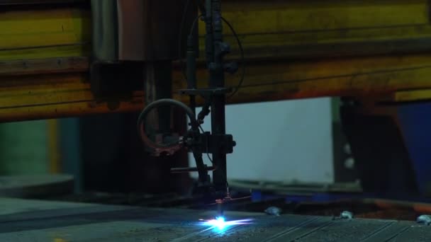 Automatisiertes Plasma-Metallschneiden — Stockvideo