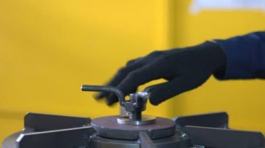 işçi el metal parça büküm. Ağır çekim.