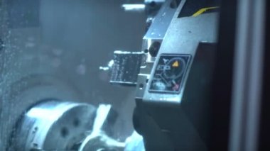 Metal parçalar bir Torna üzerinde işleme. Yakın çekim.