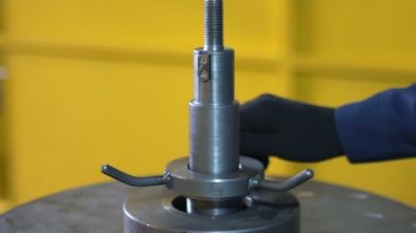 işçi el metal parça büküm. Ağır çekim.