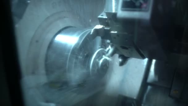 Processamento de peças metálicas em um torno. Close-up . — Vídeo de Stock