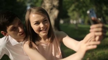 Neşeli adam ve kadının selfie telefon yapması