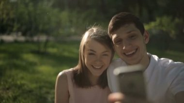Neşeli adam ve kadının selfie telefon yapması