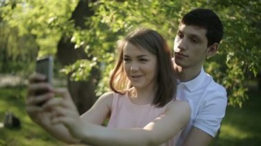 Neşeli adam ve kadının selfie telefon yapması