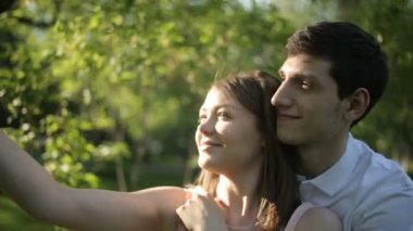 Neşeli adam ve kadının selfie telefon yapması