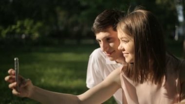 Neşeli adam ve kadının selfie telefon yapması