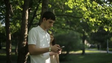Adam bir ağaç, o alır onu telefondan altında ayakta.