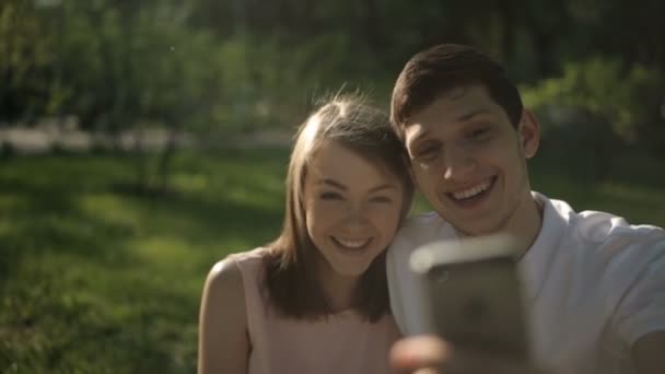 Hombre y mujer alegres haciendo selfie teléfono — Vídeos de Stock