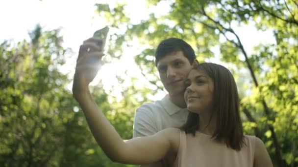 Radostný muž a žena, která dělá selfie telefon — Stock video