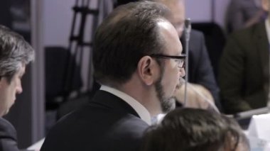 İşadamı, iş adamları yla çevrili atölye hakkında bir rapor hazırlar. Ekonomik durumun gelişimi hakkında bilgilendirme toplantısı. Siyasi faaliyet.