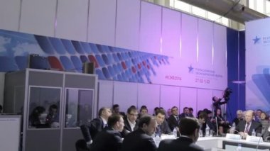 Ekonomistler masanın vardır ve önemli ekonomik konuları görüşmek. Uluslararası Ekonomik Forumu. Bilim teknoloji iş. Yönetim Kurulu toplantısı.