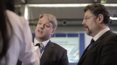 Muhabir iki işadamıyla röportaj yapıyor. Uluslararası Ekonomik Forumu. Rusya'da iş konferansı. Gazetecinin elinde mikrofon.