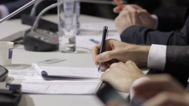 Mans el çok önemli bir noktada notlar yazıyor. Uluslararası Forum, ekonomik tema bir işadamı raporu. İnsanlar masaya oturun..