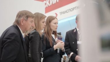 DÃ¶rt kiÅ i uluslararasÄ± forumda sergi standÄ±nÄ± tartÄ±Å TÄ±. Bir iş etkinliğinde ki kişiler arasındaki iletişim. Ekonomik başarılar sergisi.