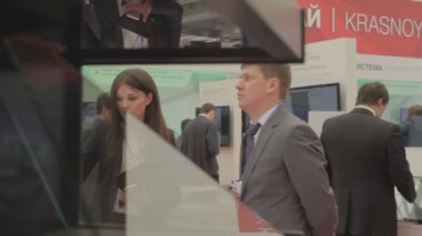 Sensernoy panelde kız pokazyvat adam nasıl cihaz çalışır. Uluslararası Teknolojik Sergi. Sanal alan. Süper. Fen Bilgisayar Mühendisliği.