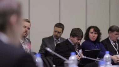 İşadamı, iş adamları yla çevrili atölye hakkında bir rapor hazırlar. Ekonomik durumun gelişimi hakkında bilgilendirme toplantısı. Siyasi faaliyet.