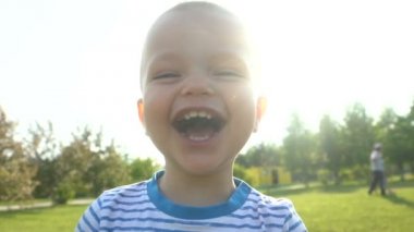 Kameraya bakarak mutlu bebek gülen ve having fun