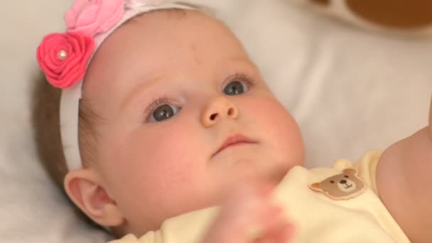 Μικρό μωρό βρίσκεται στο παχνί — Αρχείο Βίντεο