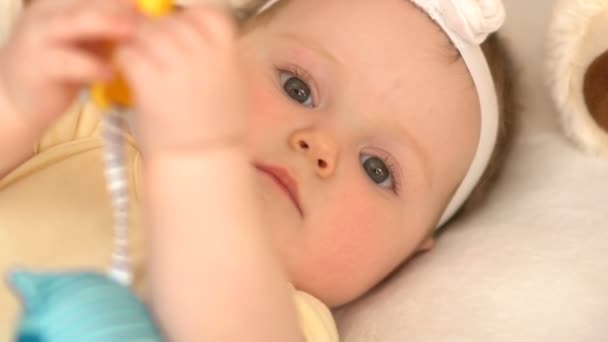 小さな赤ちゃんがベビーベッドであります。 — ストック動画