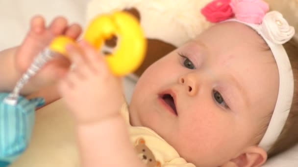 Petit bébé repose dans la crèche — Video