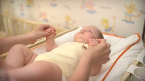 Jonge gelukkige moeder heeft een baby in haar kinderkamer — Stockvideo
