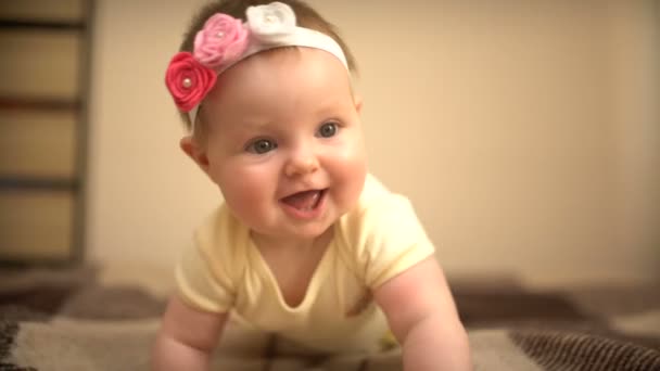 Lindo bebê rastejando na cama — Vídeo de Stock