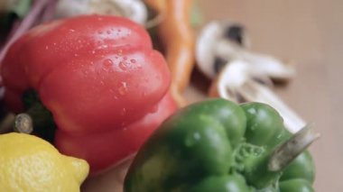 Sebze su ile masaya bırakır. Sebze natürmort