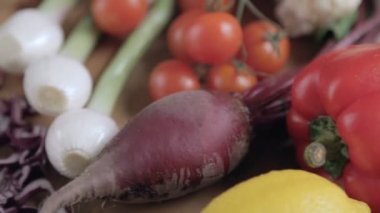 Pancar su ile masaya bırakır. Taze sebze karışımı