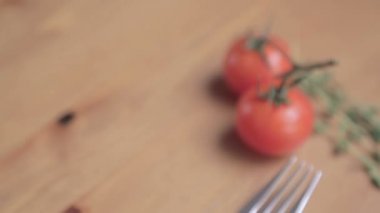 Sebze natürmort. Kiraz domates ile su damlaları.