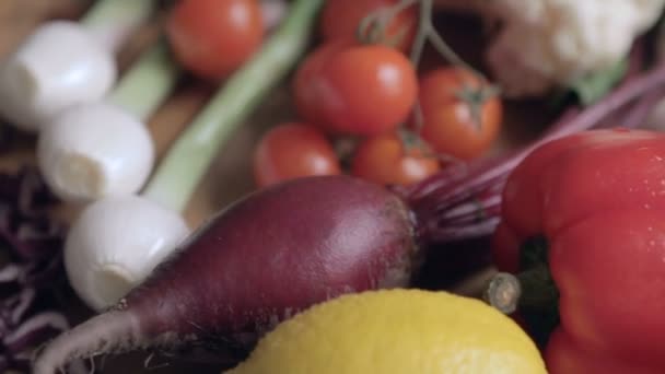 Legumes frescos na mesa. Beterraba, cebola, pimentão, tomate cereja — Vídeo de Stock