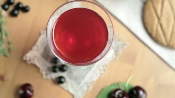 Un vaso de cristal con una bebida de fruta. Hermoso ajuste de mesa . — Vídeos de Stock