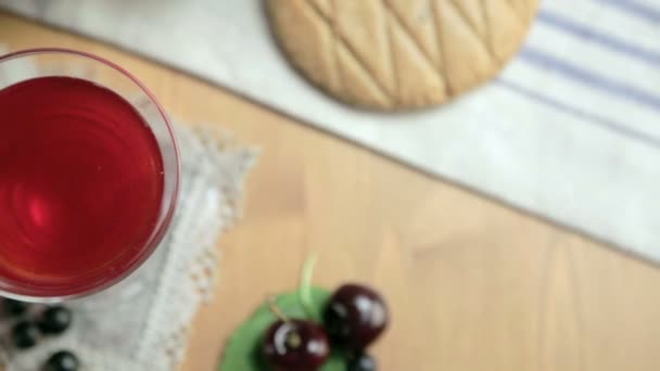 Un vaso de cristal con una bebida de fruta. Hermoso ajuste de mesa . — Vídeos de Stock