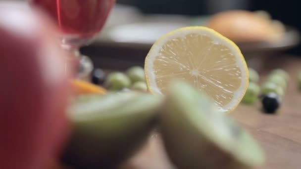 Citroen bij sommige vruchten op tafel. Kleurrijke vruchten op tafel. — Stockvideo