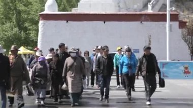 Tibet, Lhasa, 2015 olabilir. Bir sürü insan Tibet'te sokakta yürüme.
