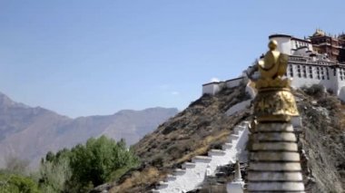 Potala yer ve stupa Lhasa, panorama. Tibet manastır.