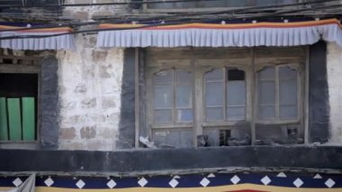Tibet içinde pencere eşiği ile bina. Tibet mimarisi.