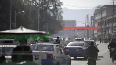 Tibet, Lhasa, 2015 olabilir. Asya şehirde araba. İnsanlar yola devam.