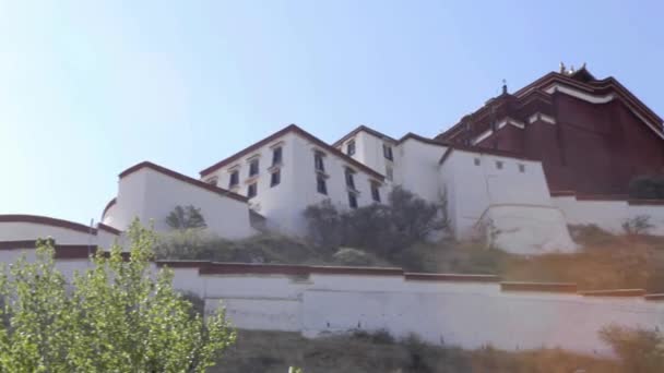 Místo, Potala ve Lhase. Posvátné buddhistické místo. Klášter v Tibetu. — Stock video