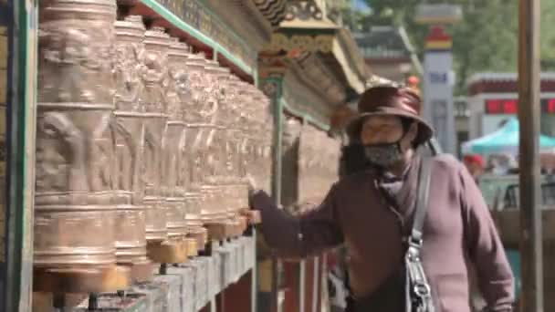 Tibet, Lhasa, mei 2015. Gebed wielen spinnen. — Stockvideo